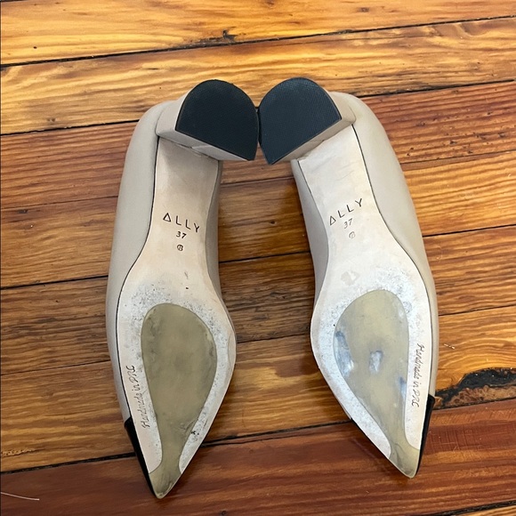 Ally Bossy Beige Leather Cap Toe Lower Block Heel Pump - Picture 8 of 9